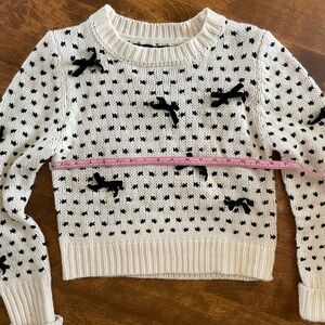 adorable button detail, knitted sweater cropped